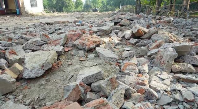 গাংনীতে স্কুল বিল্ডিং ভেঙ্গে বিক্রি করার অভিযোগ