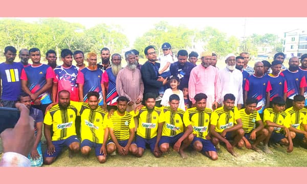 মে দিবস উপলক্ষে হিলিতে লেবার কাপ ফুটবল টুর্নামেন্টের উদ্বোধন