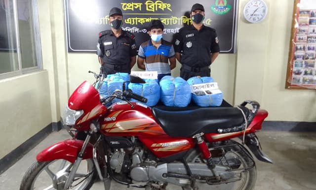 জয়পুরহাটে বিপুল পরিমাণ গাঁজা ও ট্যাপেন্টাডলসহ গ্রেফতার ৫