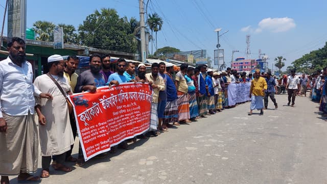 কুয়াকাটায় বহিরাগত রুখতে ইজিবাইক চালকদের মানববন্ধন