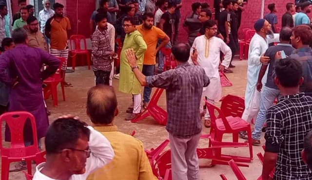 নাটোরে আ:লীগের দু'পক্ষের চেয়ার ছোড়াছুড়ি ও সংঘর্ষ