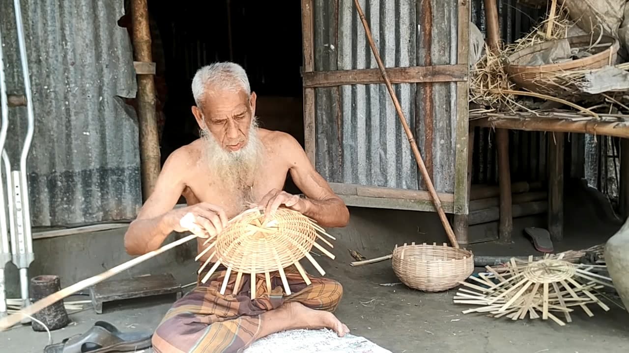 এক পায়েই ভর করে সংসার চালাচ্ছেন বৃদ্ধ খিজির উদ্দিন