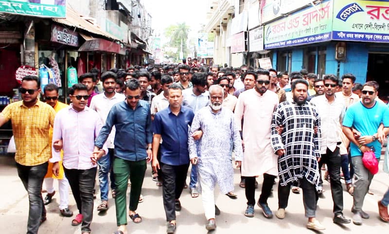 পিরোজপুরে বাসমালিক সমিতির অনিয়মের প্রতিবাদে যুবলীগ-ছাত্রলীগের বিক্ষোভ