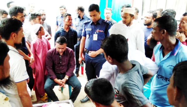 ট্রাফিক পুলিশের ধাওয়ায় সিএনজি উল্টে ব্যাবসায়ীর মৃত্যু, অবরুদ্ধ