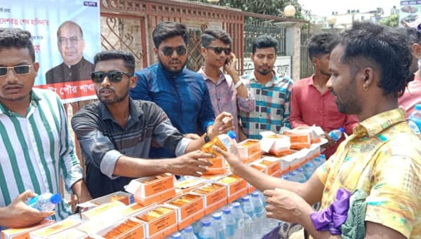 কুয়াকাটায় তৃষ্ণার্ত পথচারীদের মাঝে পানি ও খাবার স্যালাইন বিতরণ