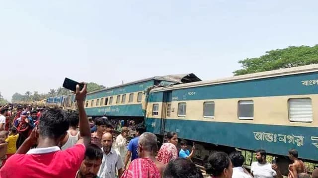 গাজীপুরে দুই ট্রেনের সংঘর্ষ, আহত অর্ধশতাধিক