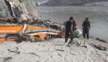 পাকিস্তানে বাস উল্টে নিহত অন্তত ২০