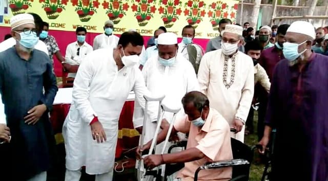 হিজলায় হুইল চেয়ার বিতরণ