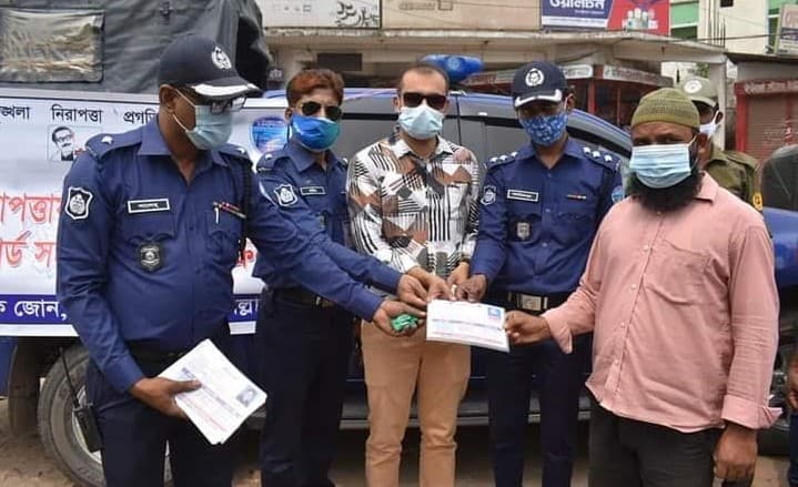 দেবীদ্বারে সিএনজি চালকদের পরিচিতি কার্ড
