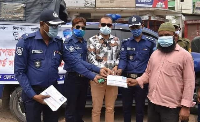দেবীদ্বারে সিএনজি চালকদের পরিচিতি কার্ড