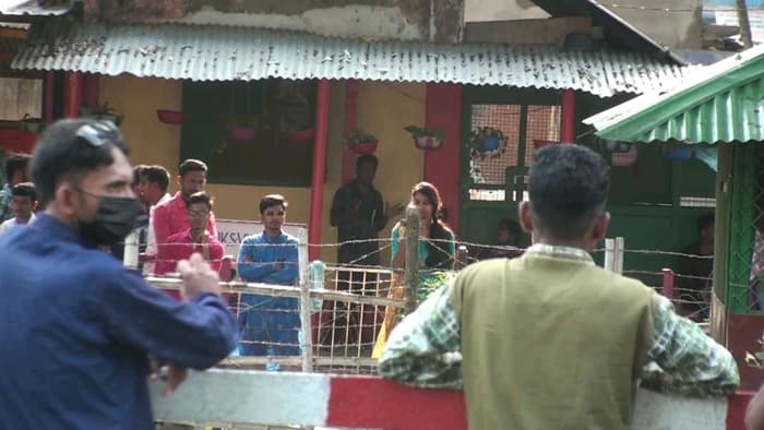 ঈদের ছুটিতে হিলি সীমান্তের শুন্য রেখায় দুই বাংলার মিলনমেলা