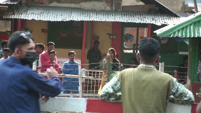 ঈদের ছুটিতে হিলি সীমান্তের শুন্য রেখায় দুই বাংলার মিলনমেলা