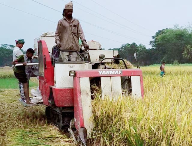 দেবীদ্বারে কম্বাইন্ড হারভেষ্টারে আগ্রহ বাড়ছে কৃষকদের, লক্ষমাত্রা পূরণ