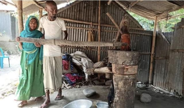 দুই যুগ ধরে কাঠের ঘানি টানছেন স্বামী-স্ত্রী!