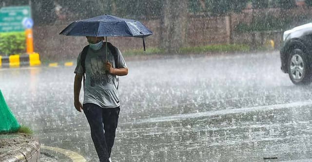 বৃষ্টি বেড়ে কাল থেকে কমতে পারে তাপমাত্রা