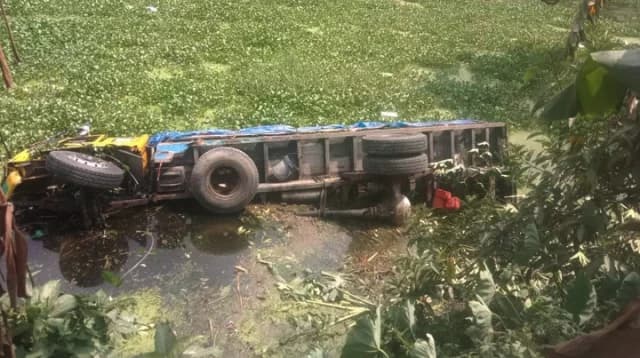 নোয়াখালীতে ট্রাক-সিএনজি সংঘর্ষ, নিহত ৪