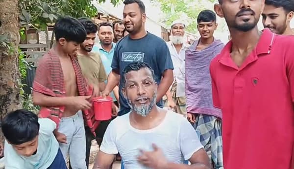 পদত্যাগের ঘোষণার পর দুধ দিয়ে গোসল করলেন বিএনপি নেতা