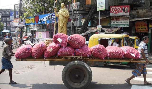 পেঁয়াজ রপ্তানিতে নিষেধাজ্ঞা তুলে নিলো ভারত