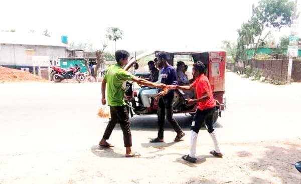 বালিয়াডাঙ্গীতে তৃষ্ণার্তদের মাঝে পানি ও জুস বিতরণ