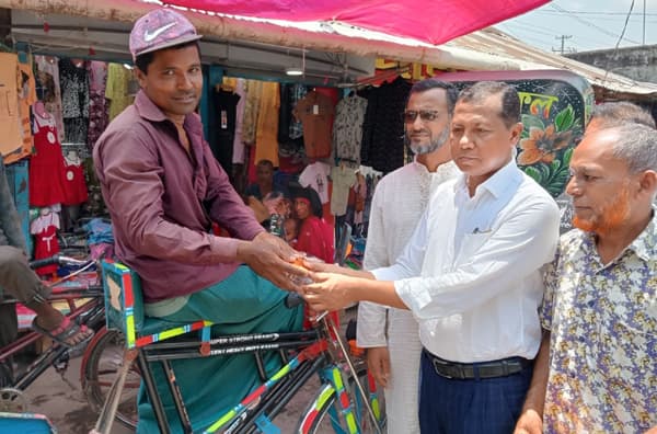 কলাপাড়ায় পথচারীদের মাঝে খাবার পানি ও স্যালাইন বিতরণ