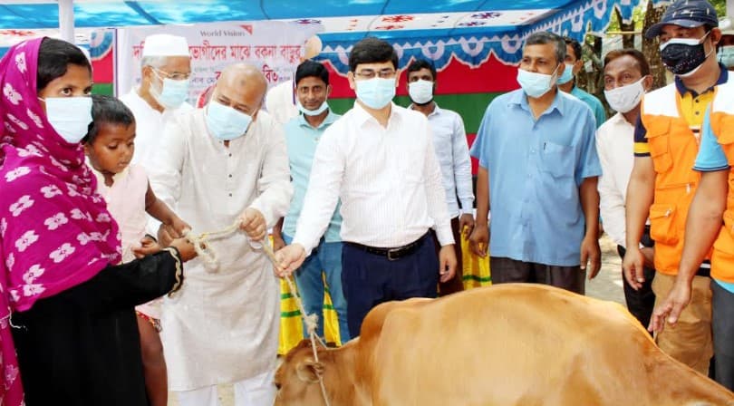ধামইরহাটে গরু বিতরণ