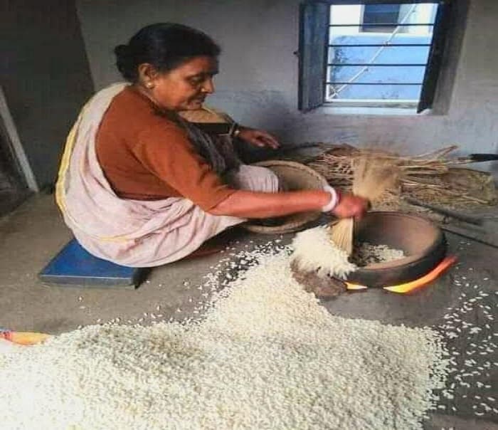 ঠাকুরগাঁওয়ে হারিয়ে যাচ্ছে হাতে ভাজা মুড়ি!