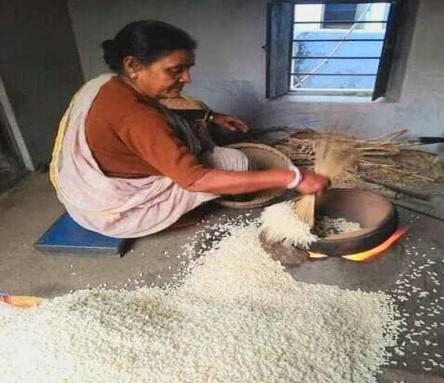 ঠাকুরগাঁওয়ে হারিয়ে যাচ্ছে হাতে ভাজা মুড়ি!
