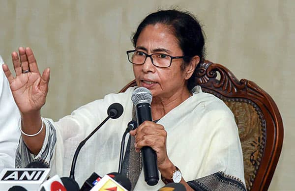 মসনদে বসেই করোনা প্রতিরোধে মমতার কঠোর পদক্ষেপ