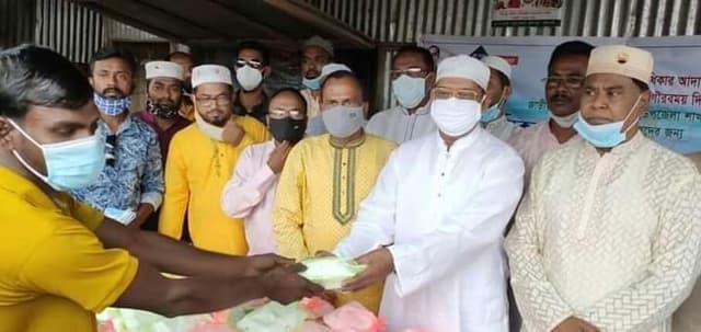 পটুয়াখালীতে হতদরিদ্র মানুষের মাঝে ইফতার বিতরণ
