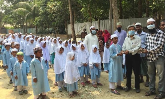 দেবীদ্বারে দুস্থ্য ও অসহায়দের মাঝে ঈদ উপহার বিতরণ