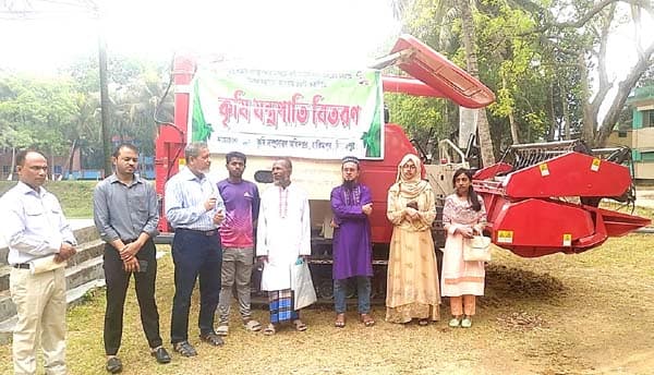হিলিতে ভর্তুকী মূল্যে হারভেস্টার মেশিন বিতরণ