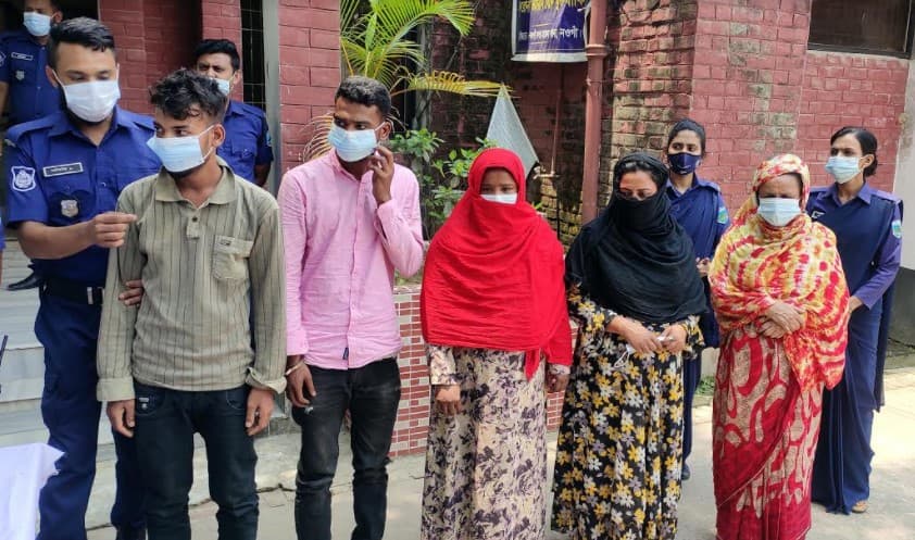 নওগাঁয় নারীসহ চোর চক্রের ৫ সদস্য গ্রেফতার