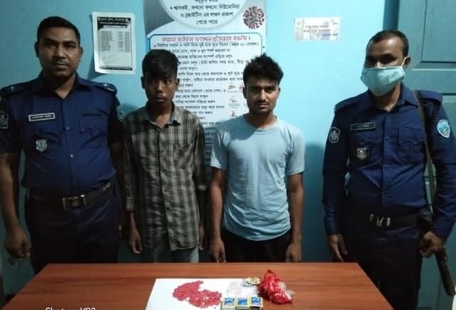 অটোচার্জারে ইয়াবা পাচারের সময় আটক-২