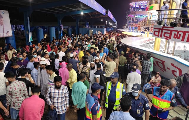 কর্মস্থলে ফিরছে দখিনের মানুষ, নৌবন্দরে ভীড়