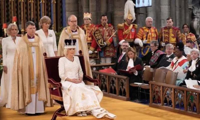 রানীর মুকুট পড়লেও শপথ নেননি ক্যামিলা