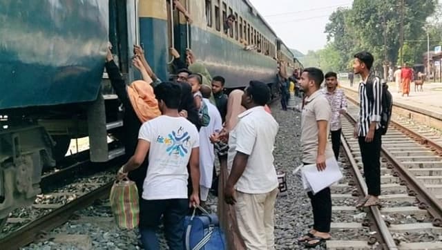 হিলি রেলস্টেশনে মাষ্টার শূন্যতার কারণে চরম ভোগান্তি পোহাতে হচ্ছে যাত্রীদের