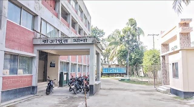 রাস্তা থেকে তুলে নিয়ে মুখে গামছা বেঁধে স্কুলছাত্রীকে ধর্ষণ, মামলা