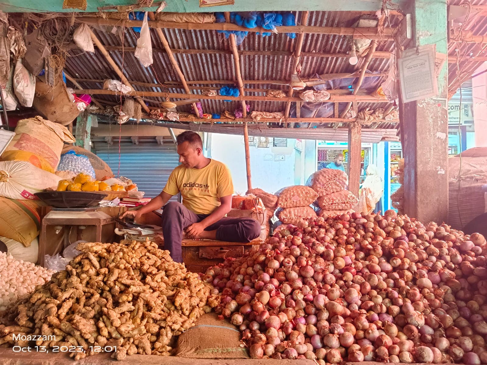 আমদানি খবরে হিলিতে পেঁয়াজের ঝাঁঝ কমলেও দাম বেড়েছে সবজির
