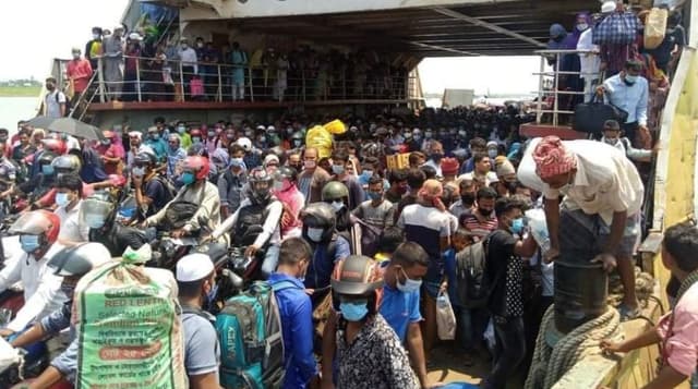 মাদারীপুর বাংলাবাজার ঘাটে বেড়েছে ঘরমুখো যাত্রীদের চাপ