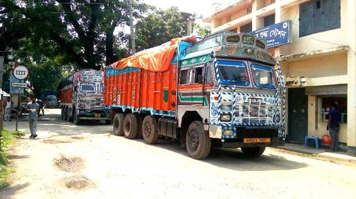 হিলি স্থলবন্দর দিয়ে আমদানি রফতানি শুরু