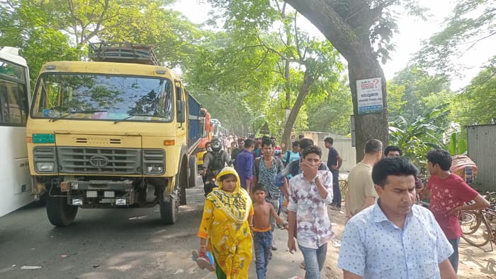 ১০ কিলোমিটার যানজট, পায়েহেঁটে গন্তব্যে ছুটছে যাত্রীরা