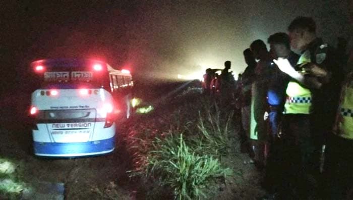 ঘোড়াঘাটে নিয়ন্ত্রণ হারিয়ে যাত্রীবাহী বাস জমিতে, অক্ষত যাত্রীরা