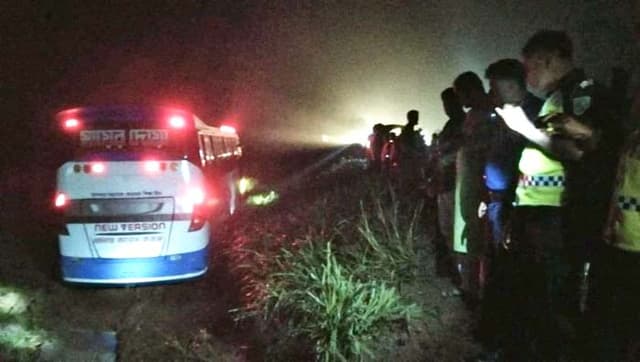 ঘোড়াঘাটে নিয়ন্ত্রণ হারিয়ে যাত্রীবাহী বাস জমিতে, অক্ষত যাত্রীরা
