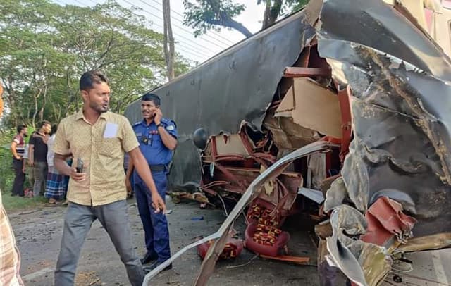 ঝালকাঠিতে যাত্রীবাহী বাস উল্টে আহত-২০