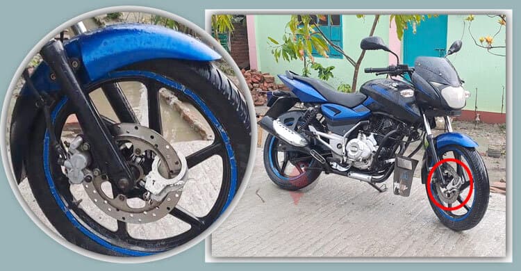 চোরের ভয়ে পুলিশের মোটরসাইকেলে হাতকড়া