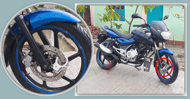 চোরের ভয়ে পুলিশের মোটরসাইকেলে হাতকড়া