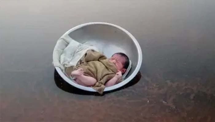 নদীতে গামলায় ভাসছে শিশু !