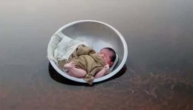 নদীতে গামলায় ভাসছে শিশু !