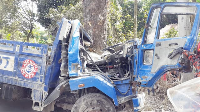 বাকেরগঞ্জে সড়ক দুর্ঘটনায় ট্রাকের হেলপার নিহত, আহত-২