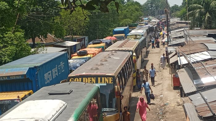 ১০ কিলোমিটার গাড়ির জট, ফেরি পেতে ১২-১৫ ঘন্টা